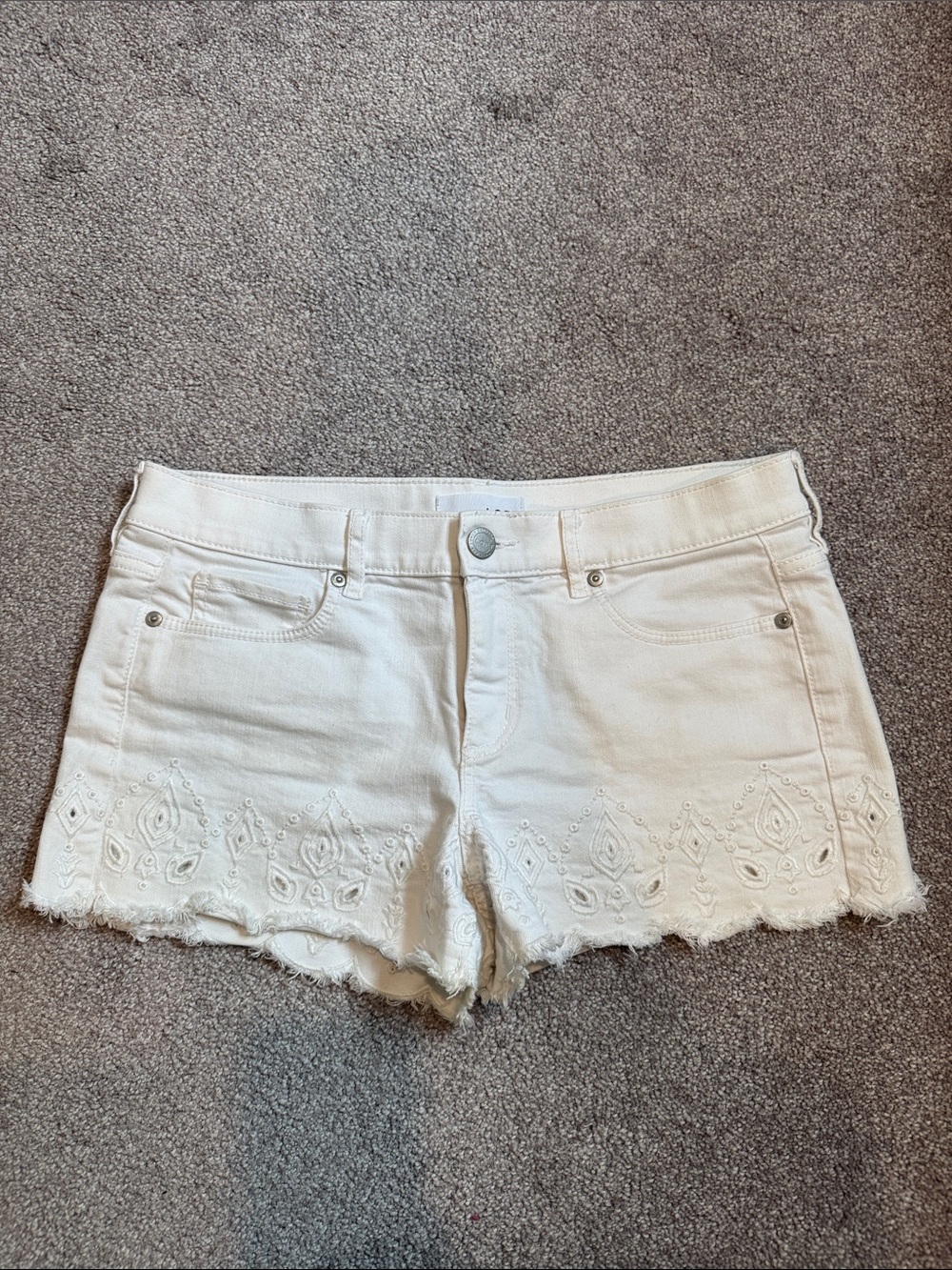 White scallop Frayed Hem Denim Shorts